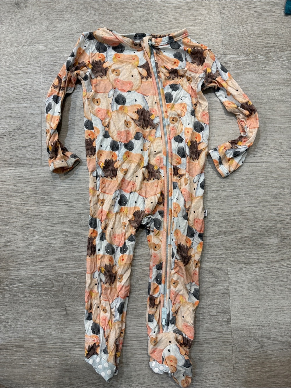 Little bum bumsOne-Piece Footed Pajamas in Peach & Cream Animal Print